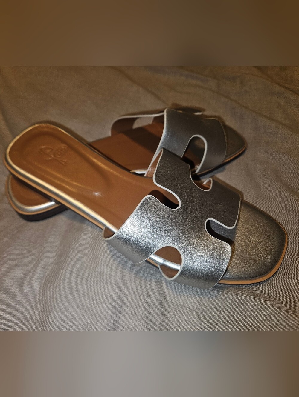 Women’s Metallic Slide Sandals in Silver - Sleek Open-Toe Design